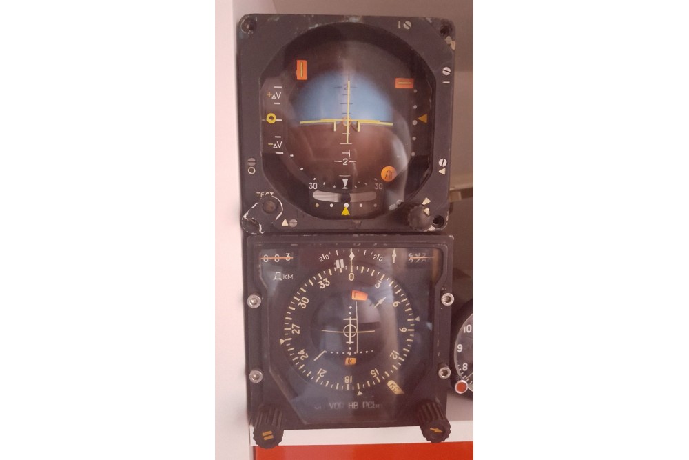 Deux instruments de vol avion Tupolev 154